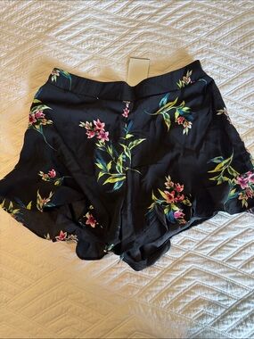 mine Black Floral Ruffle-Hem Shorts